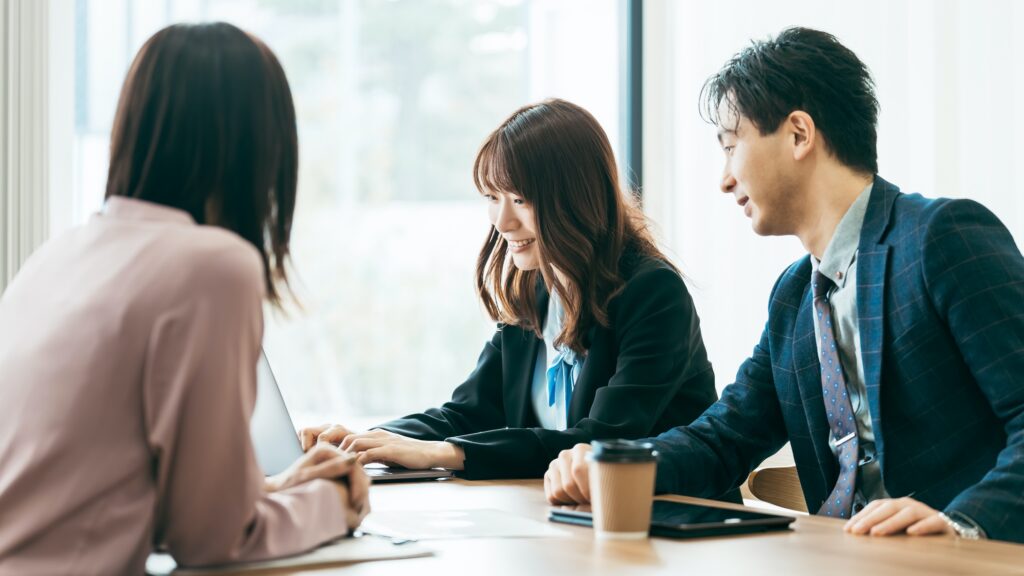 パソコンを見ながらミーティング